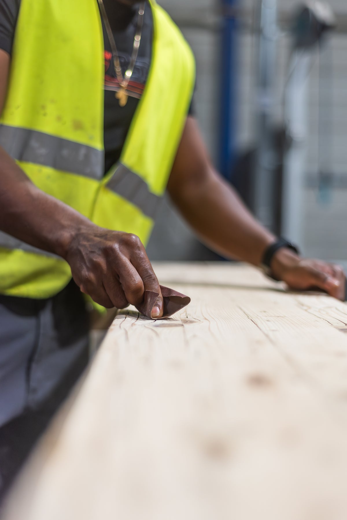 Ausgediente Gerüstbohle wird von Hand geprüft und sortiert