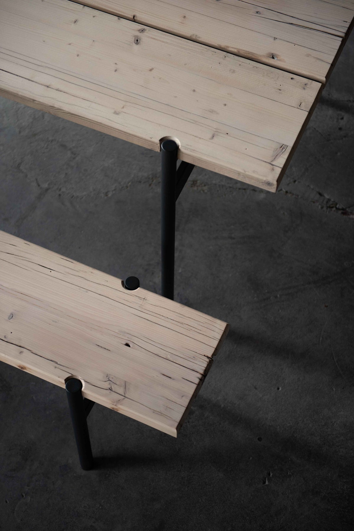 Sitzfläche der Bank LOOPWOOD aus Gerüstbohle von oben