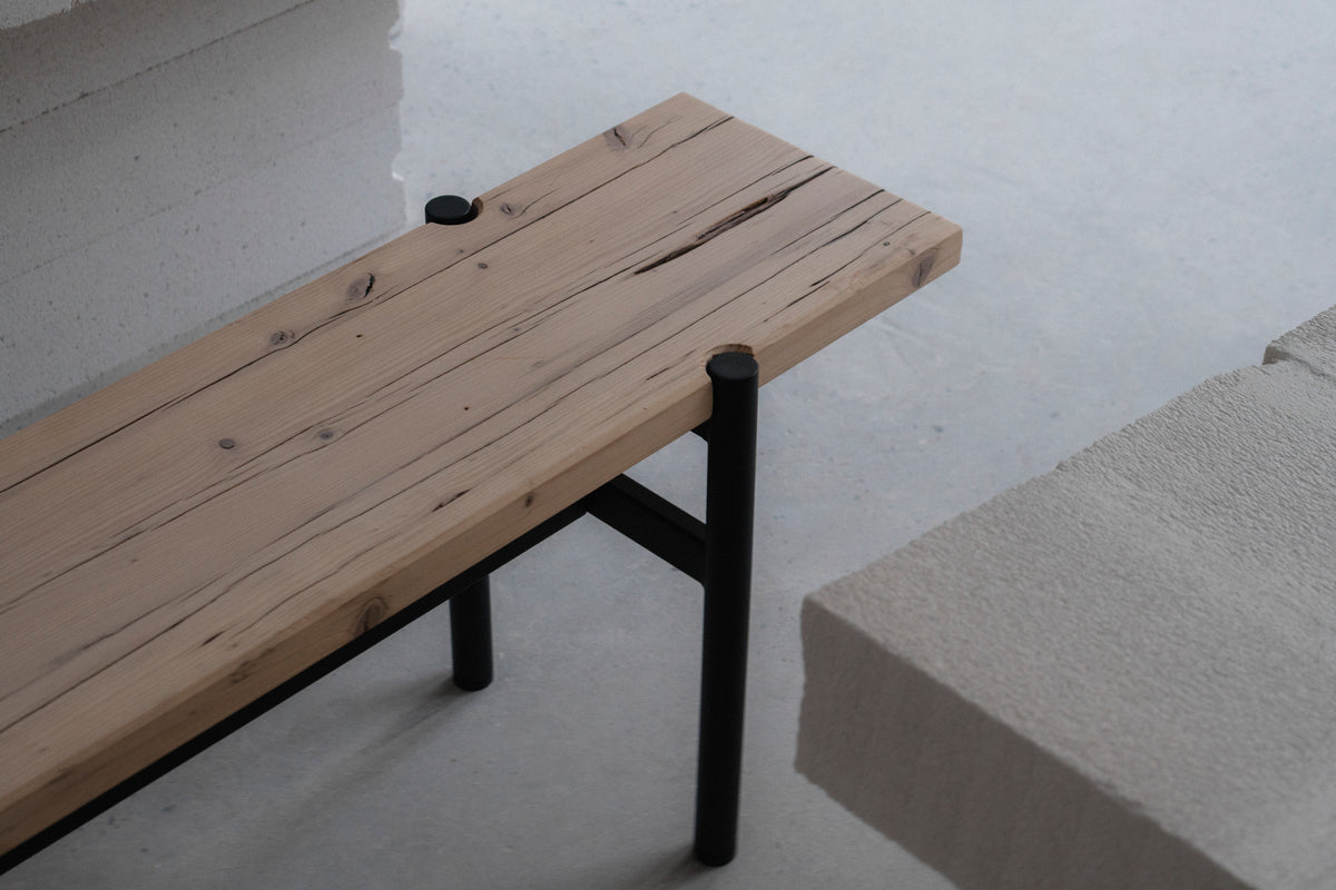 Bank LOOPWOOD aus Gerüstbohle mit Stahlgestell, Detailansicht