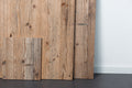 Dreischichtplatten BASE aus Altholz an eine Wand gelehnt
