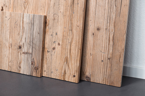 Dreischichtplatten BASE aus Gerüstbohlen an die Wand gelehnt
