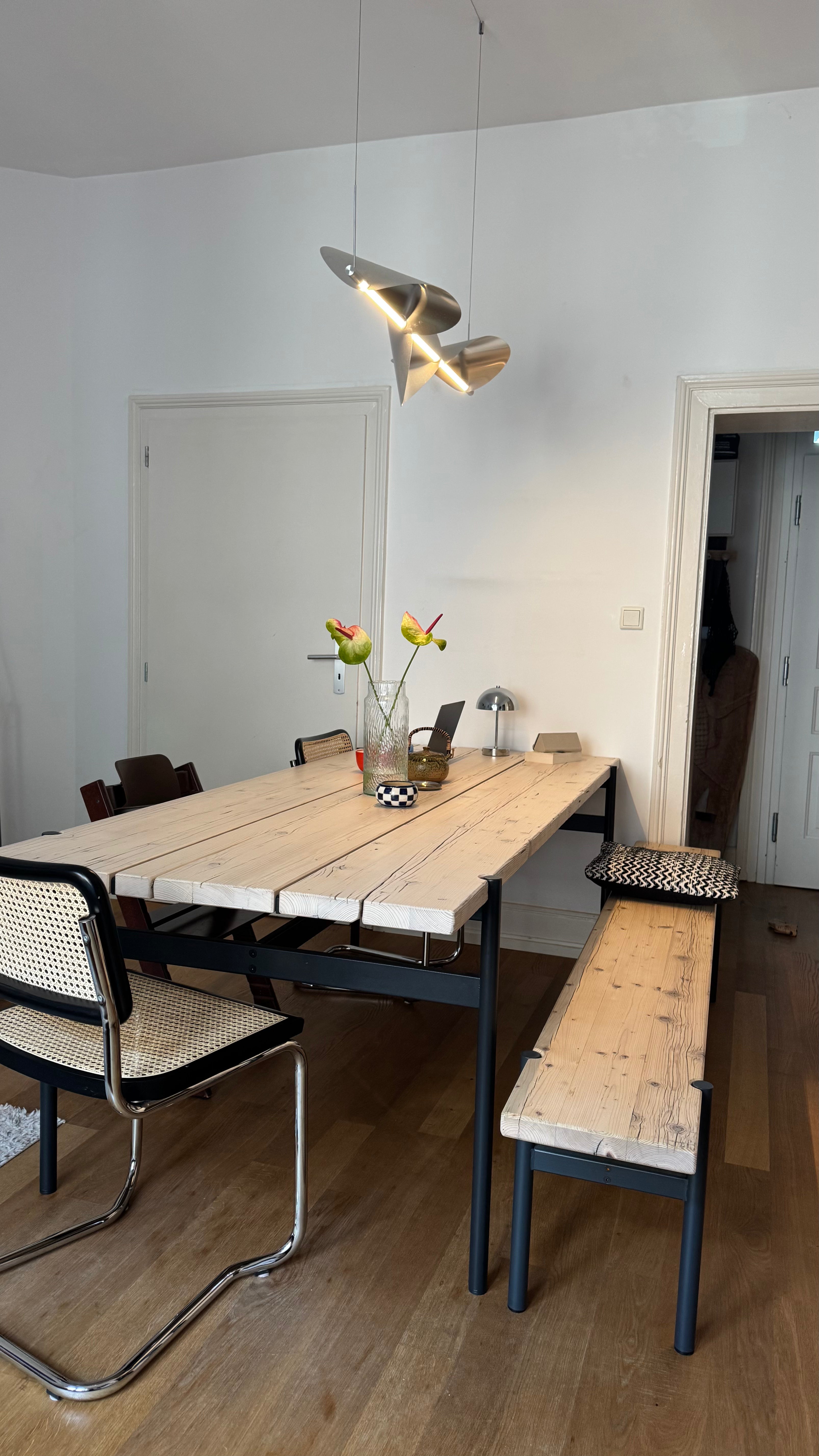 Tisch und Bank LOOPWOOD aus Gerüstbohlen im Wohn- und Esszimmer