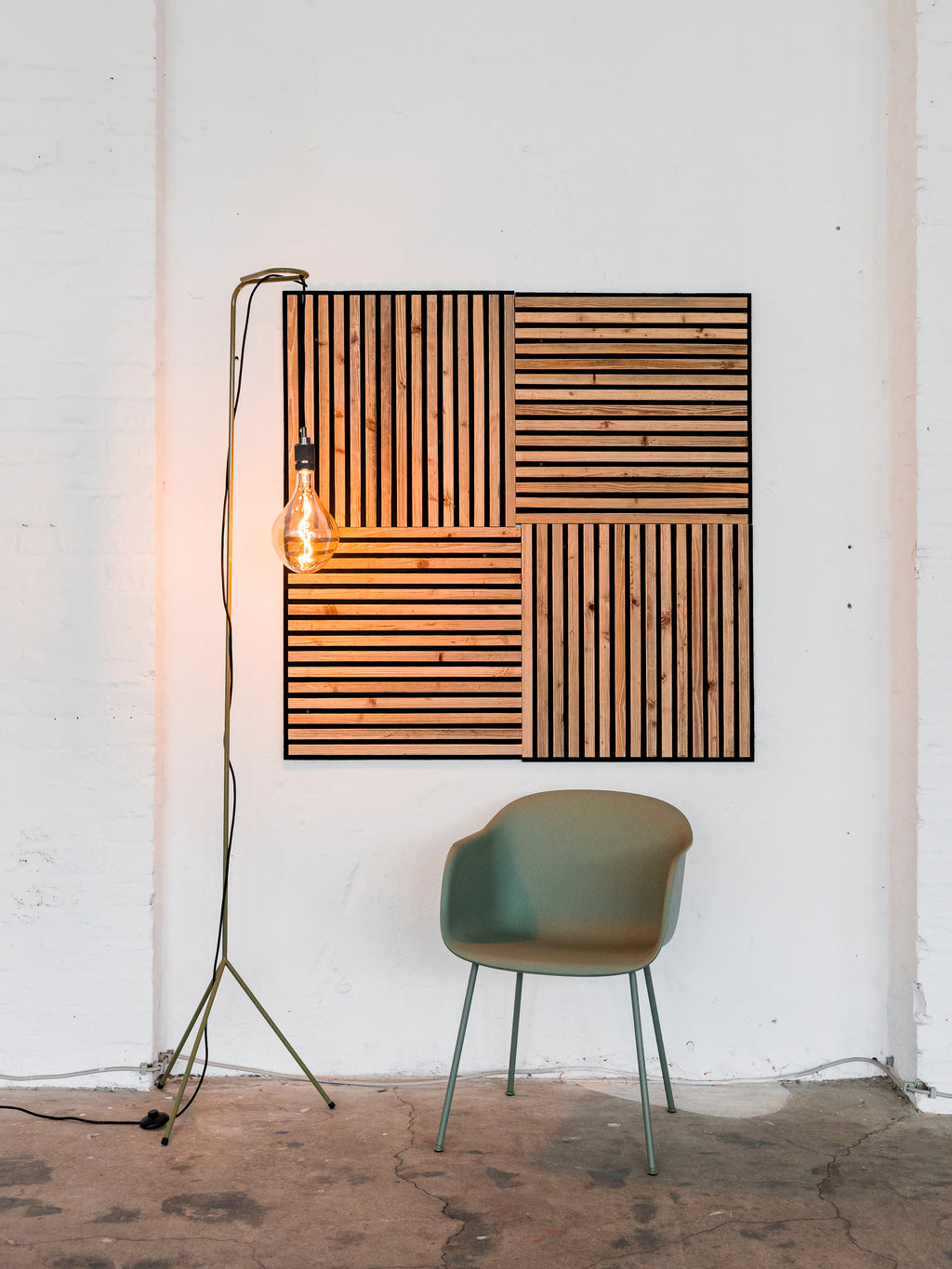 Akustikpaneele MAT 600 mm als Wandgestaltung mit Leuchte und Stuhl