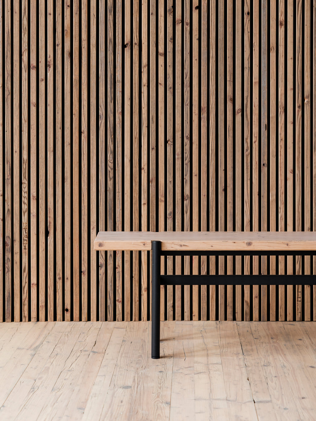 Akustikpaneele MAT gebürstet mit Bank LOOPWOOD aus Gerüstbohle