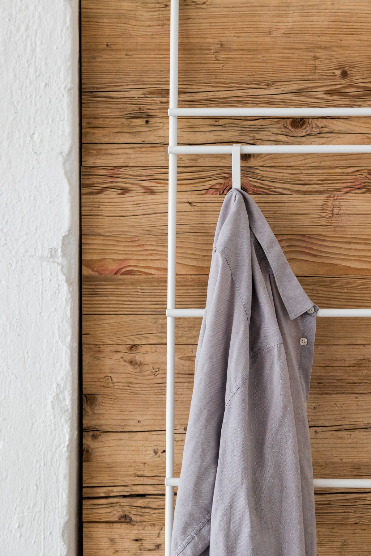 Detail Wand- und Deckenpaneele FACE mit Falz, Mantel an der Garderobe